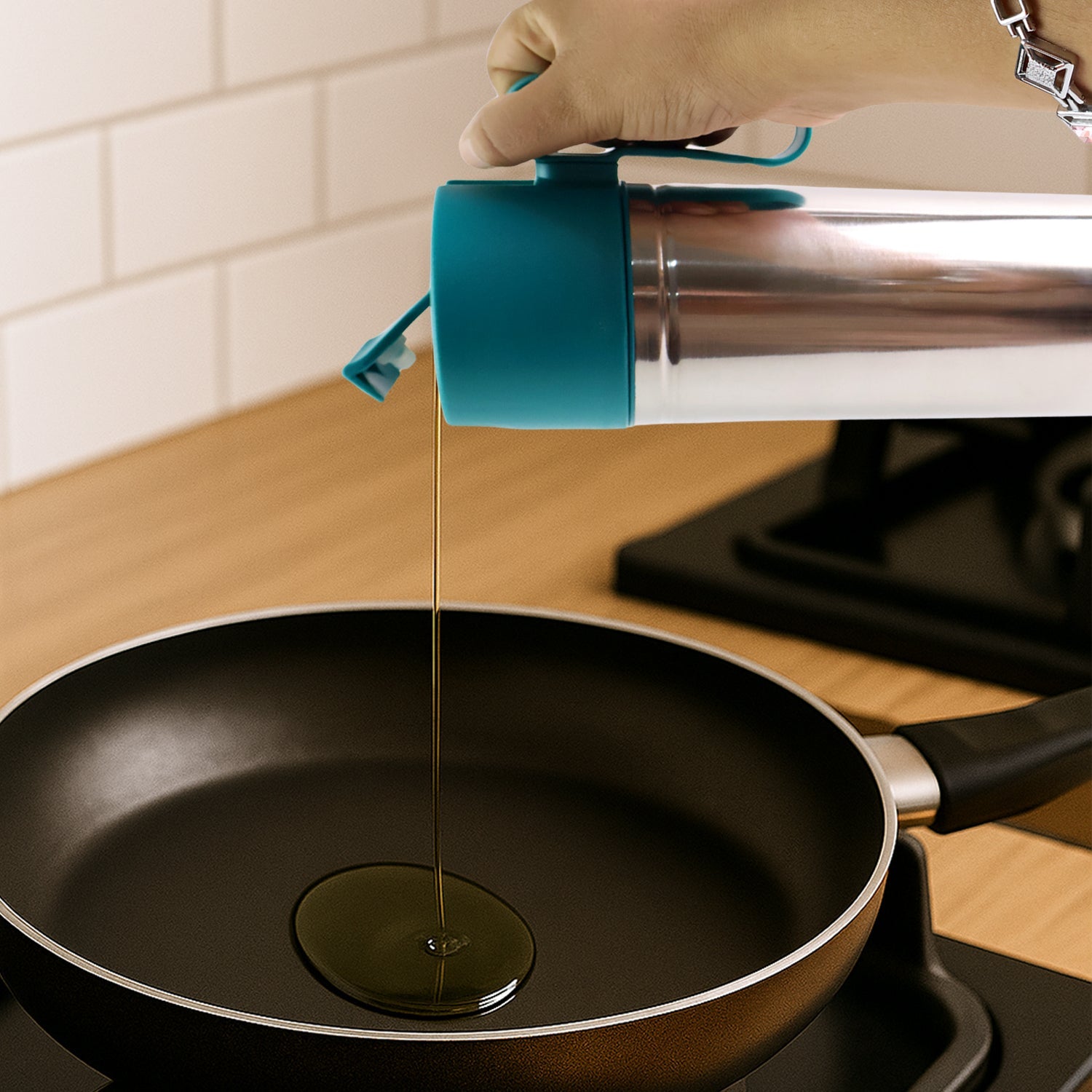 Stainless Steel Fresh Oil Pourer Bottle With Flip Lid And Handle Approx 1000ml (1 Pc) Wukusy